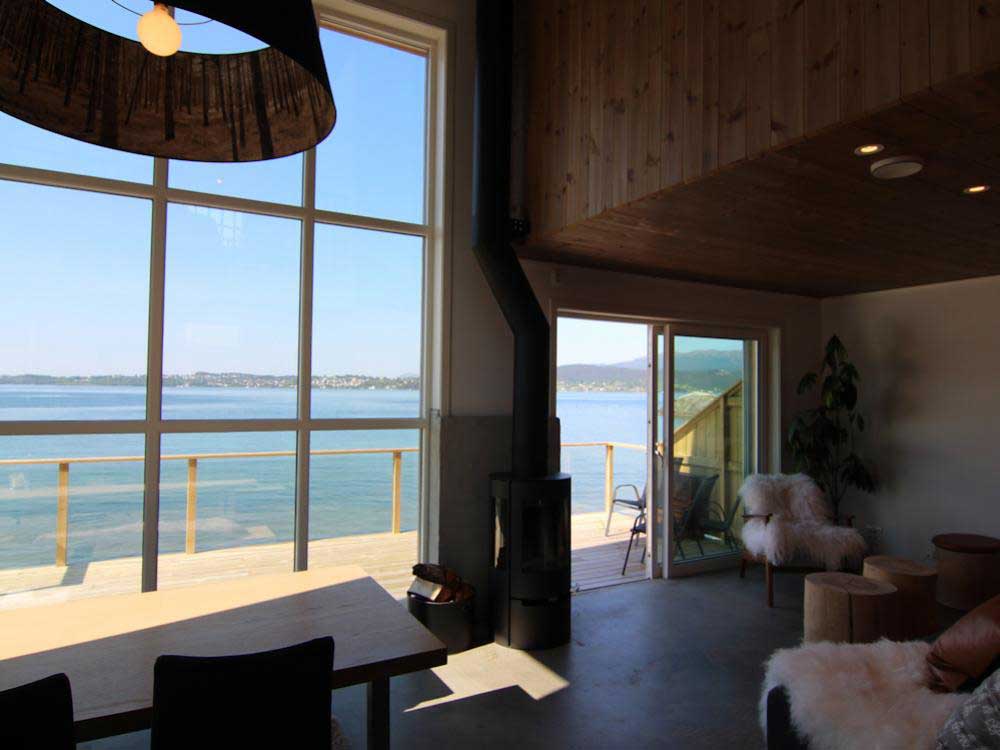Das Ferienhaus ist modern ausgestattet und bietet eine traumhafte Aussicht auf den Fjord. Foto: Borks