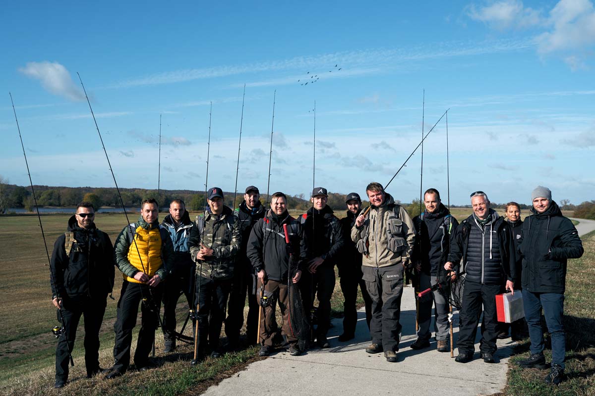 Die Tester sowie das Team rund um Jörg Strehlow und Vertreter von Casio vor Beginn des Angeltages in den Elbtalauen. Foto: Julian Jankowski