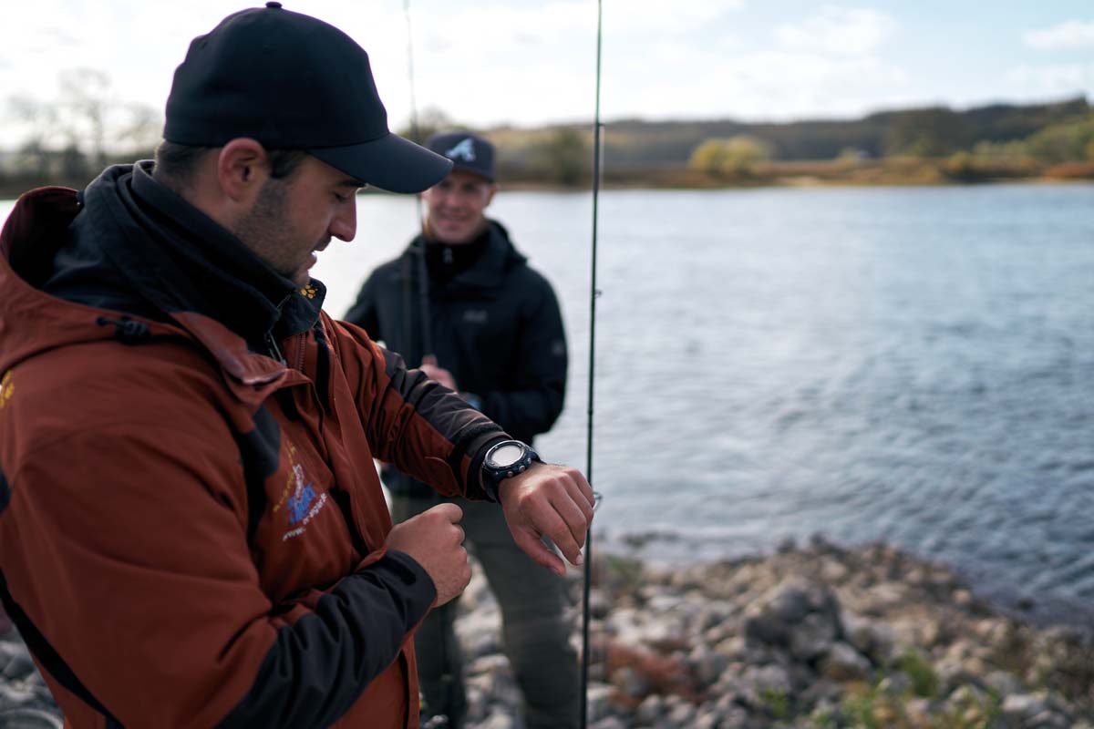 Guide Marcel Wiebeck wirft vor dem Beginn des Angeltages nochmal einen Blick auf die Casio Smartwatch. Foto: Julian Jankowski