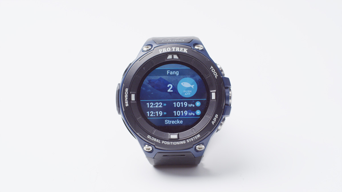 Mit nur einem Klick auf das Display, zeichnet die Smartwatch den Fang und Luftdruck auf. So können später wichtige Informationen gesammelt werden, mit denen man die Ausbeute im besten Fall steigern kann. Foto: M. Gelhard