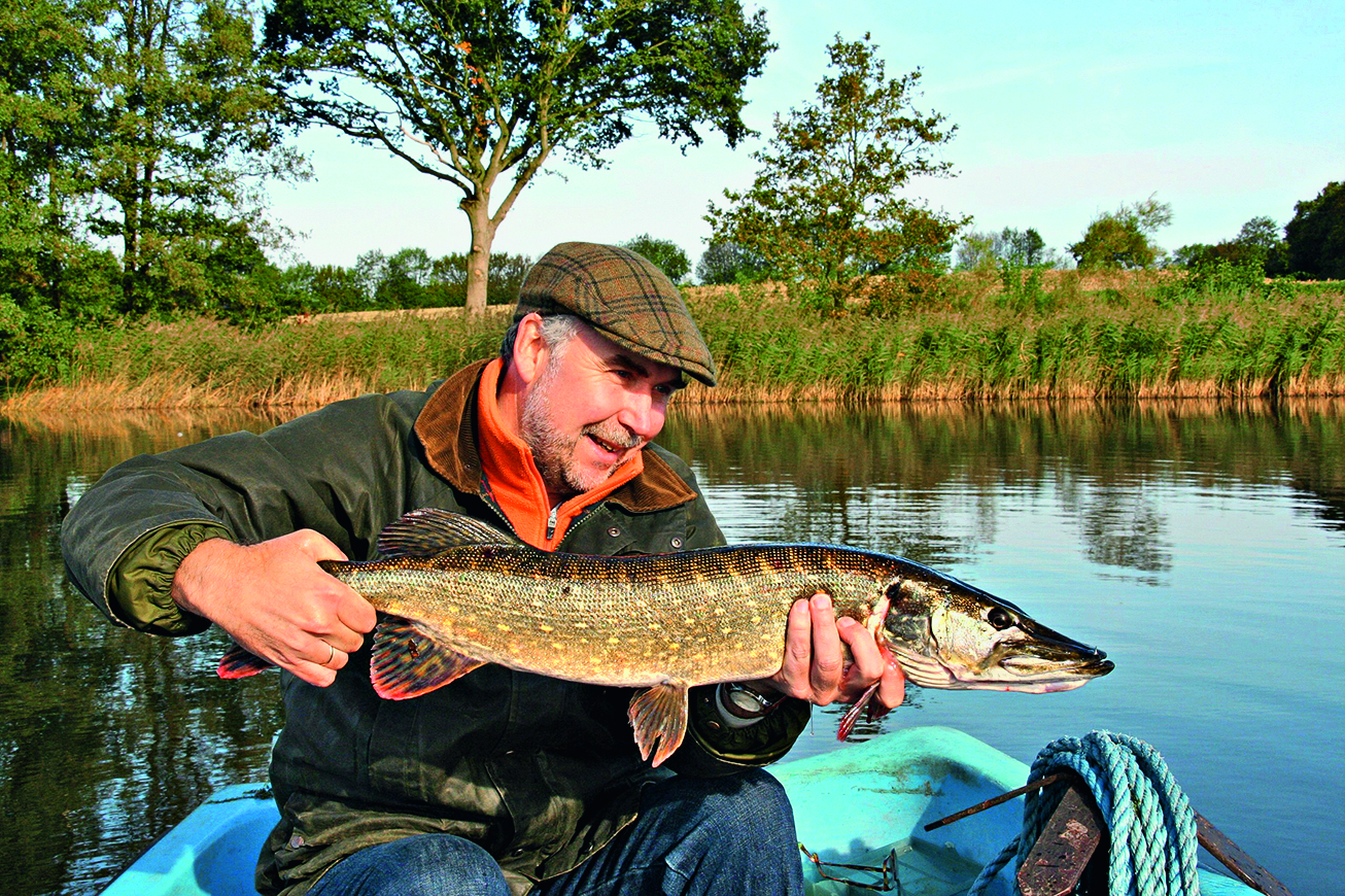 Bernd Kuleisa mit schönem Hecht aus dem Bistensee in Schleswig Holstein auf einem Hechtstreamer. Foto: B. Kuleisa