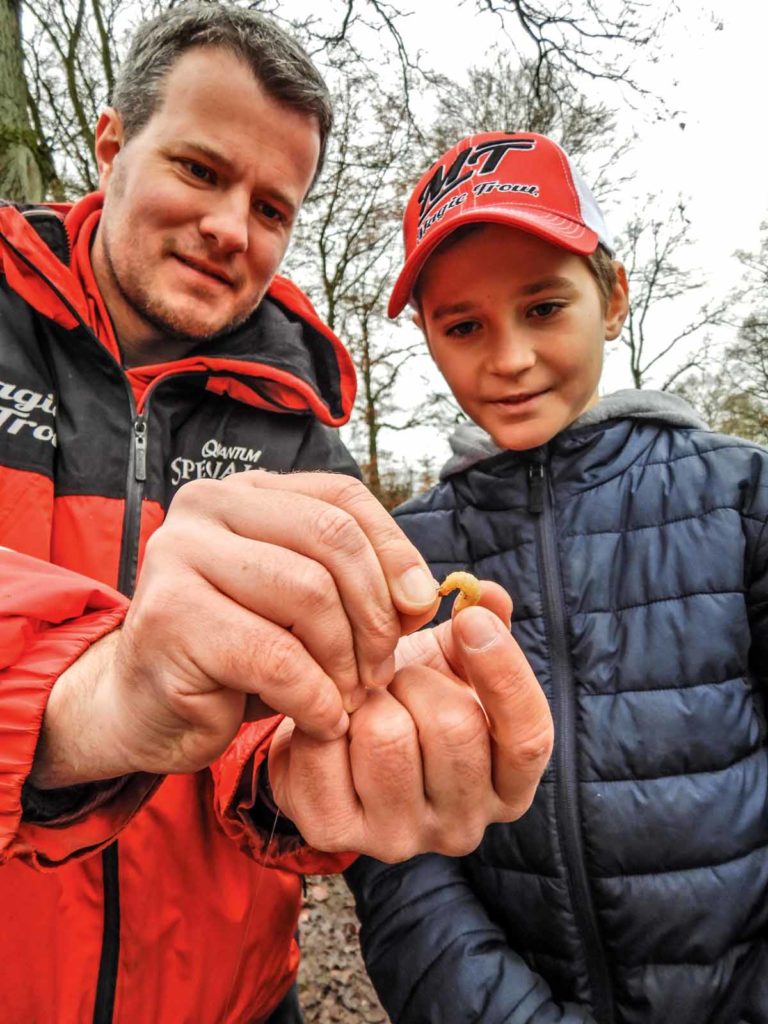 Zwischendurch haben die Erwachsenen Zeit, eine passive Rute auszulegen. Mats will unbedingt sehen, wie die Bienenmade angeködert wird – früh übt sich! Foto: F. Schlichting