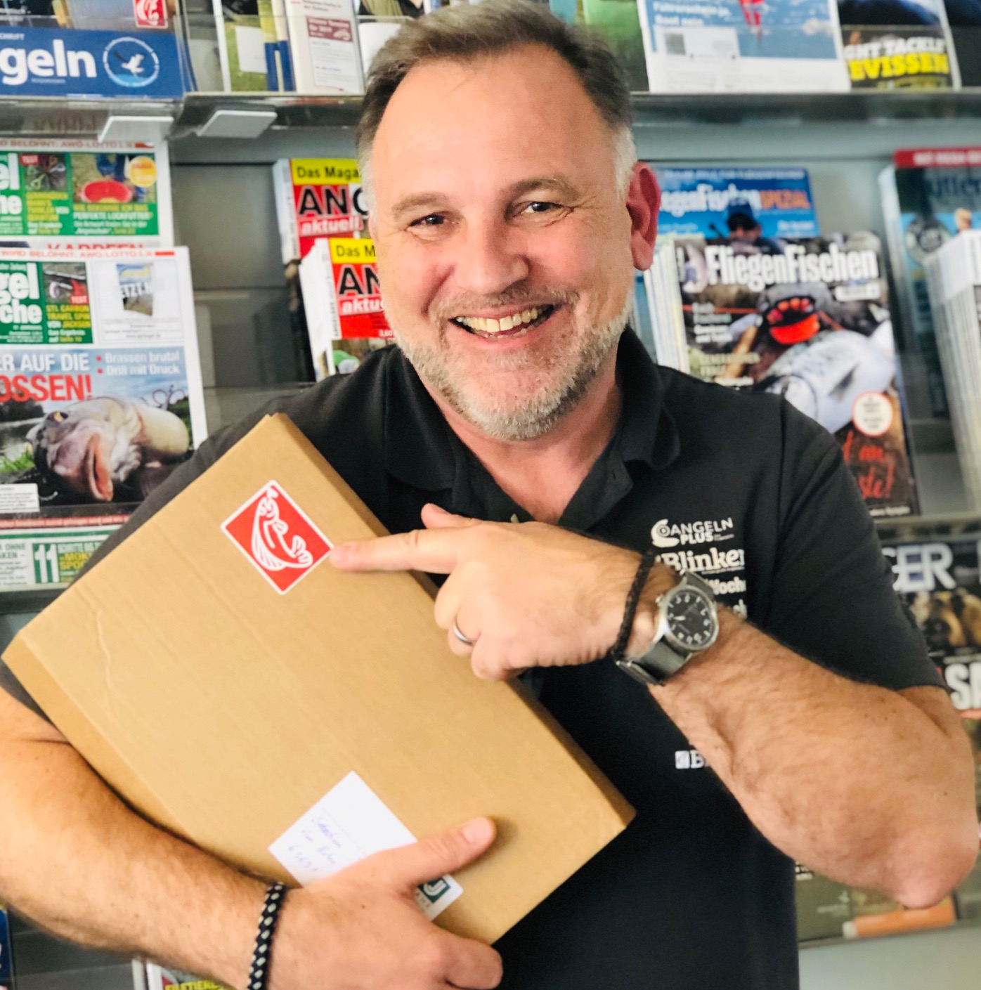 Wir packen es nicht nur an, sondern sogar ein: Care-Pakete mit Lektüre gegen Langeweile für Angler. Denn Langeweile ohne Lesestoff kann bekanntlich hart sein.