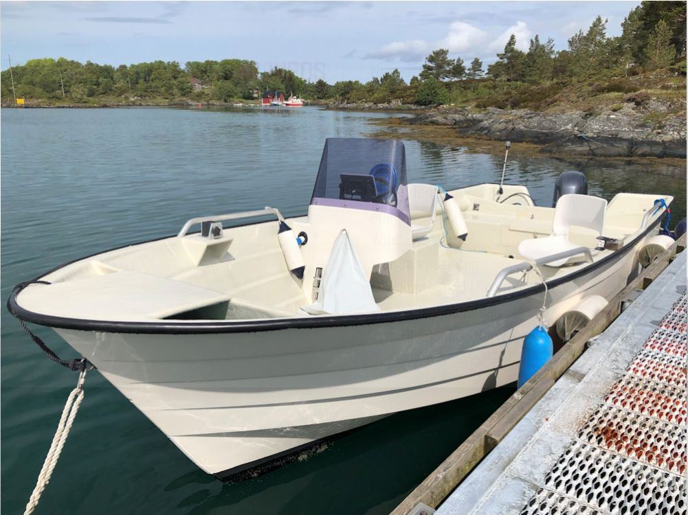 Das ca. 6 Meter lange und 50 PS starke Motorboot eignet sich perfekt, um die Schären und Fjorde abzuangeln. Es verfügt über Lenkradsteuerrung, einen Kartenplotter und ein Echolot! Foto: Borks