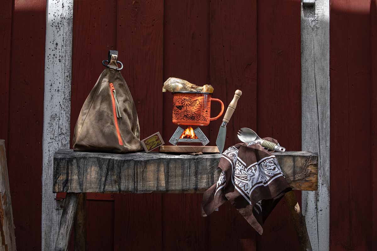 Das stilvolle und funktionelle Heldbergs Camp Cooking-Set enthält alles, was Outdoor-Fans für die Zubereitung einer kleinen warmen Mahlzeit unter freiem Himmel benötigen. Foto: Heldbergs