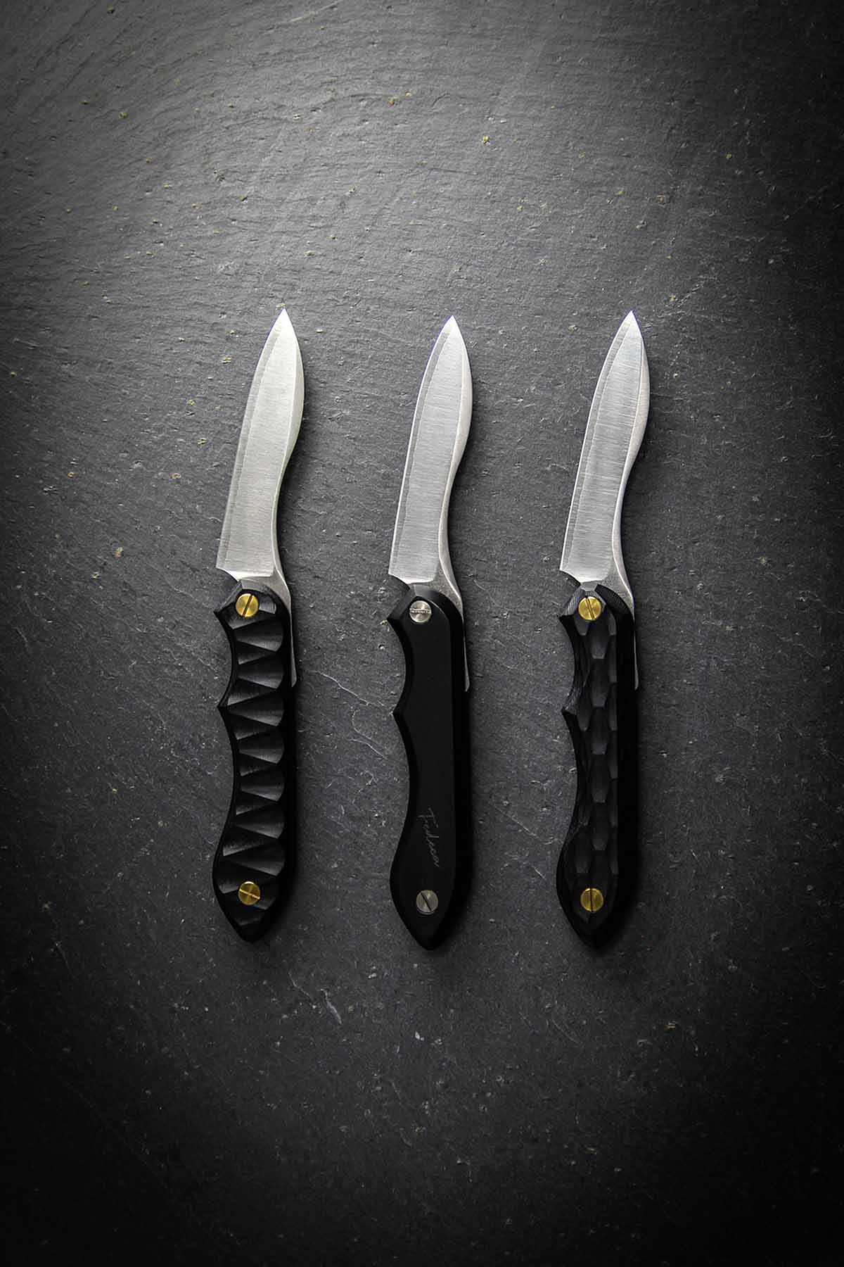 Jedes für sich ein absoluter Hingucker: Die Fedeca Black Series-Outdoormesser von Heldbergs werden nach traditioneller Art in Japan hergestellt. Der hochbelastbaren Klingen bestehen aus edlem Yasuki-Stahl, die Griffe aus wasserabweisendem und widerstandsfähigem Holzlaminat. Foto: Heldbergs