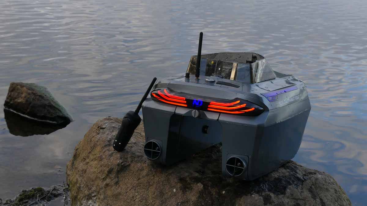 Dank der Beleuchtung gehen die Bait Boats im Dunkeln nicht verloren – wer nicht auffallen will, kann sie jedoch auch ausschalten. Foto: New Direction Tackle