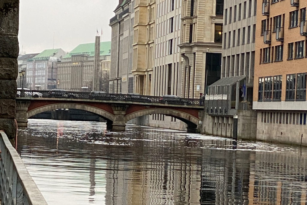 Die Schleuse wurde geöffnet und sofort entwickelt sich ein Strom. Jetzt muss das Gewicht erhöht werden.