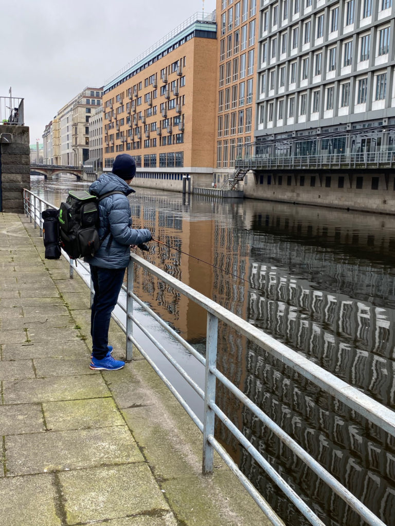 Angekommen am Alsterfleet und kein anderer Angler in Sicht. Gute Vorraussetzungen für den Blinker-Praktikanten!