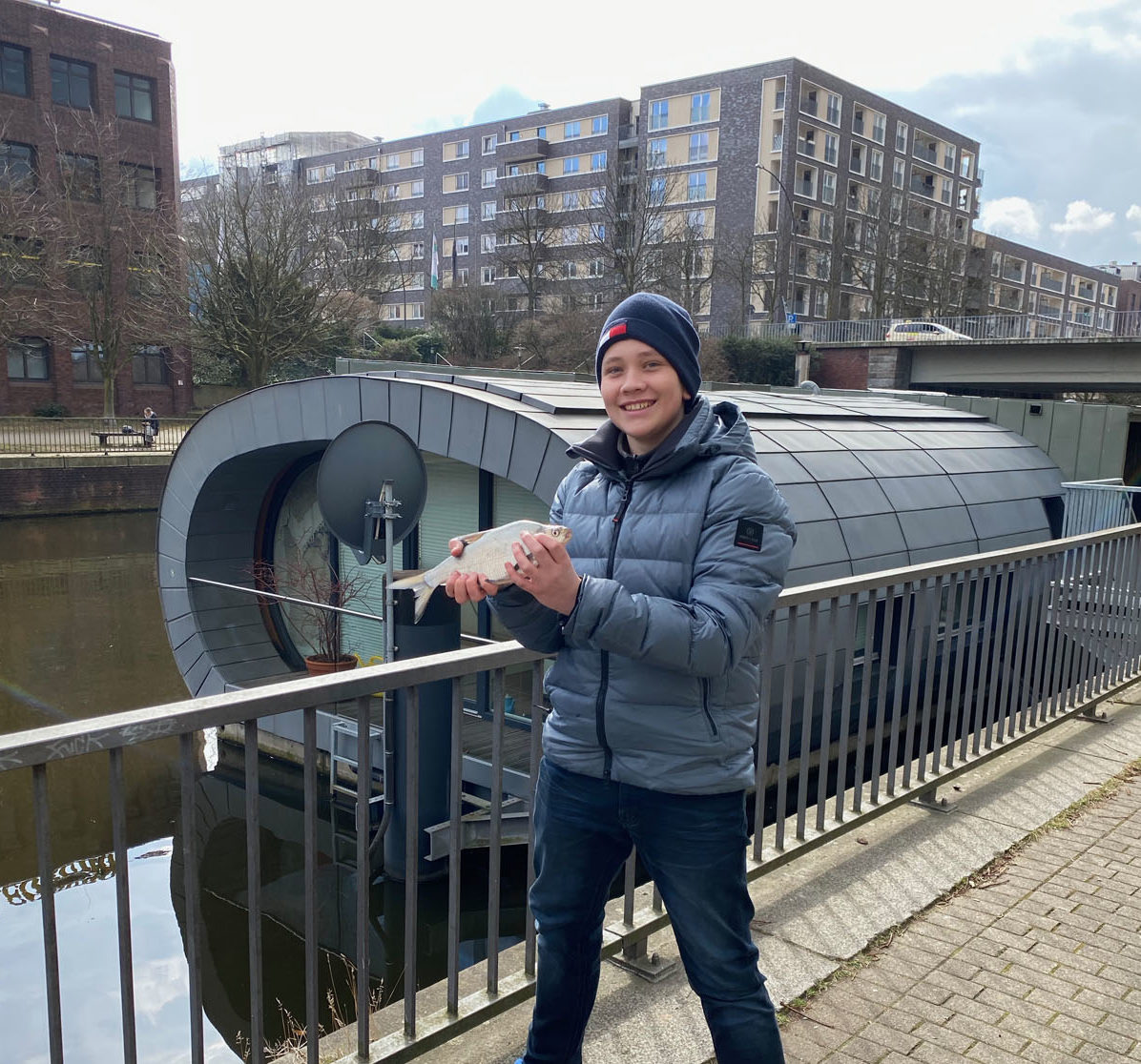 Ein Wurm hat viele Abnehmer, zum Beispiel diese Brasse. Der erste Fisch des Tages tut immer gut!