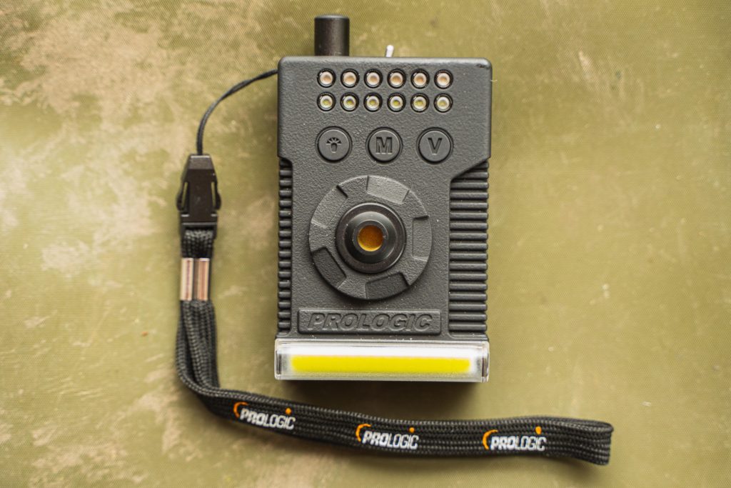Auch Receiver des Fulcrum RMX-Pro fiel im Test positiv auf. Er ist vollgepackt mit kleinen, schlauen Extras, wie zum Beispiel einem Bivvy Light.