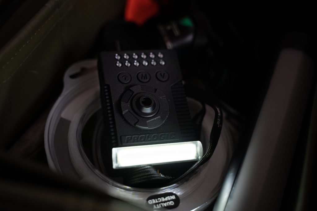 Das Bivvy Light lässt sich in zwei Helligkeitsstufen regulieren und leuchtet nicht nur, wenn ein Fisch beißt. Man kann es auch separat anschalten!