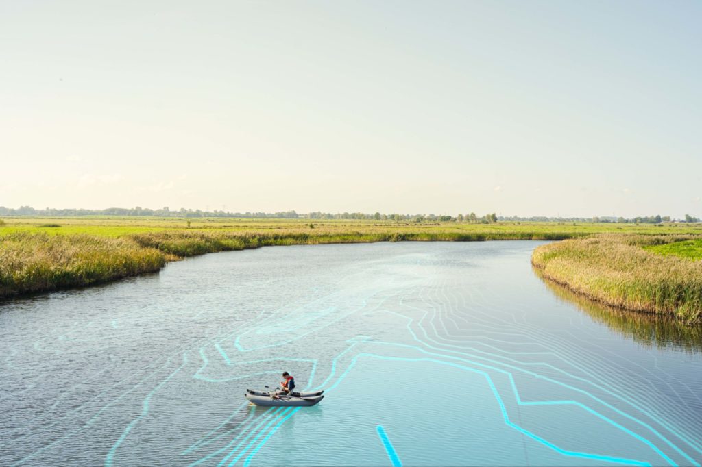 Der hochintelligente Deeper speichert jede kleine Kontur Ihres Gewässers ab, sobald er sie überquert hat. Das klappt wie hier vom Boot oder auch vom Ufer.