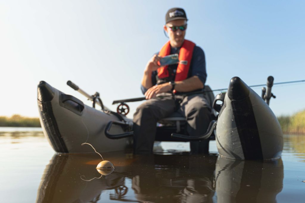 Der Deeper lässt sich super easy mit einem kurzen Vorfach aus 0,50er Mono am Boot befestigen.