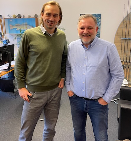 Alexander Seggelke (links), Geschäftsführer des DAFV, und BLINKER-Chef Michael Werner trafen sich in Berlin, um über die Zukunft von Projekt „Gewässerverbesserer“ zu sprechen. Foto: DAFV / Blinker