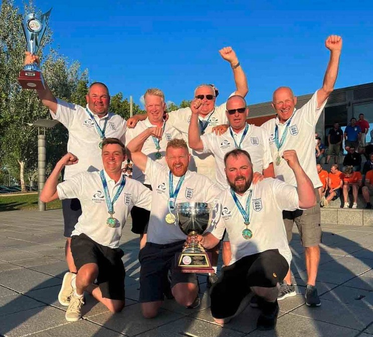 Team England aus dem Häuschen. Die Angler von der Insel gewannen beim Stippangeln die Goldmedaille. Will Raison (hinten links) gewann Bronze im Einzel. Foto: Drennan Tackle