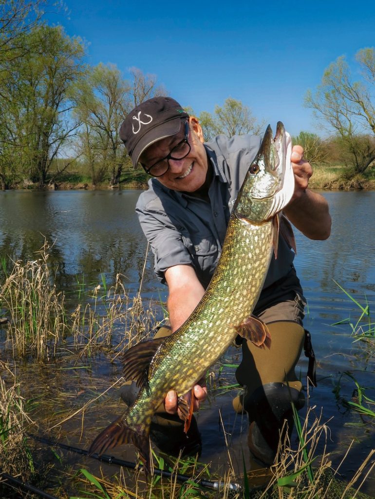 Angler mit Hecht
