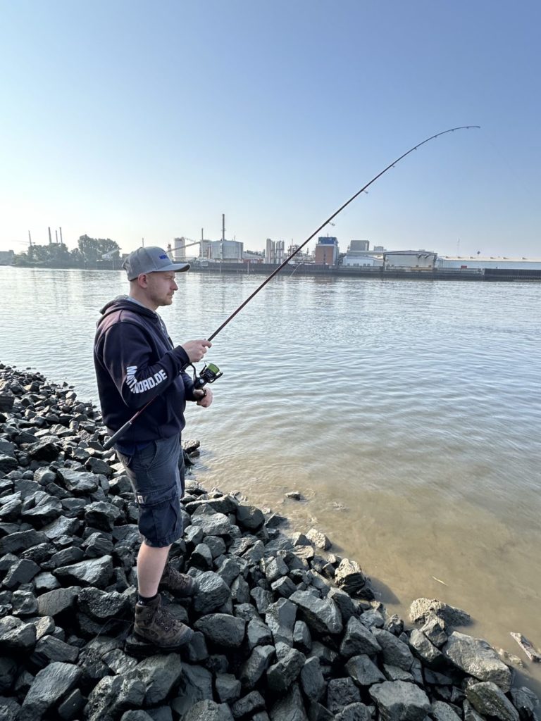 Elbe Zanderangler Spinnfischer Steinpackung drillen