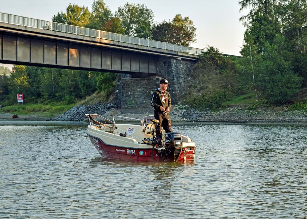 Mit einem Boot ist man auf einem so großen Gewässer klar im Vorteil. Geangelt werden darf aber nur, wenn ein Anker gesetzt ist. Foto: BLINKER/V. Wilde