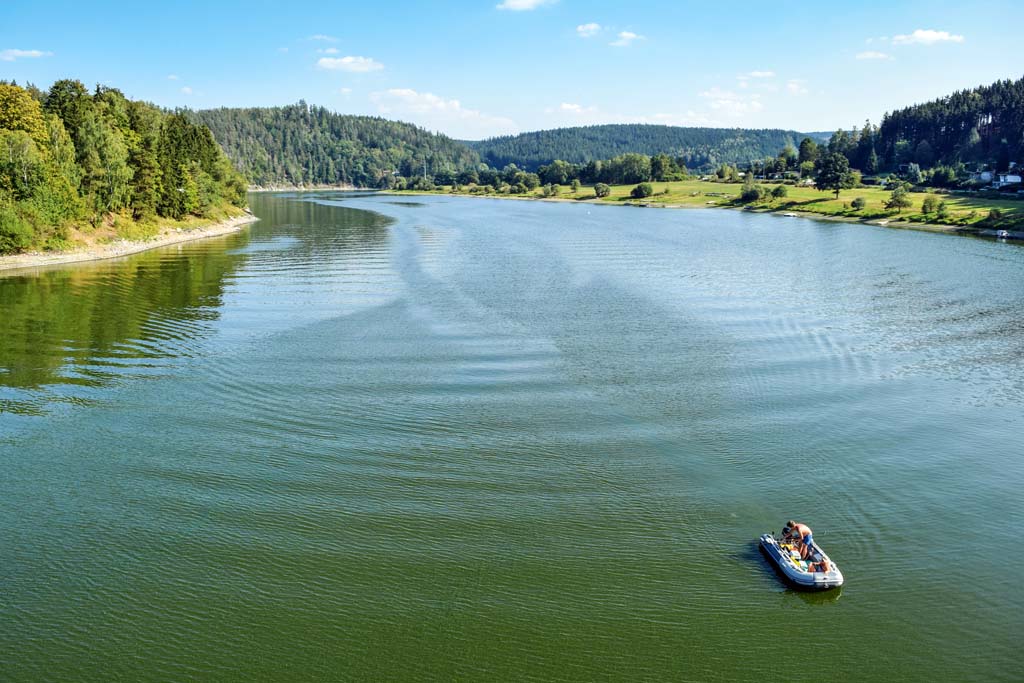 Die Bleilochtalsperre ist zwar nicht sehr breit, aber mit 28 Kilometer Länge dennoch ein riesiges Gewässer. Foto: BLINKER/V. Wilde