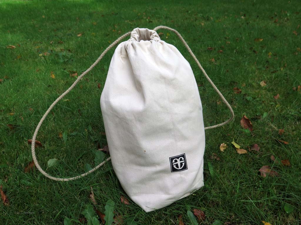 In diesem Seesack kommt der Troyer zu Dir nach Hause. Ein praktisches Tragehilfe, die nicht nur für den Pullover geeignet ist.