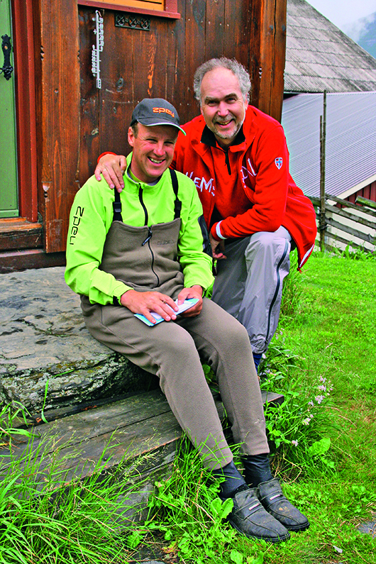Trafen sich beim Fliegenfischen in Norwegen: Guide Tor Grøthe (links) und FliegenFischen-Autor Bernd Kuleisa. Foto: B.Kuleisa