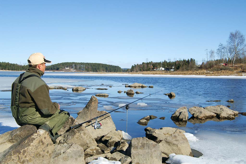 Beim Zanderangeln mit Köderfisch ist man mit leichtem Gerät oft im Vorteil, wenn man ständig einen Platzwechsel vornehmen muss. Foto: BLINKER/H. Aderkaß