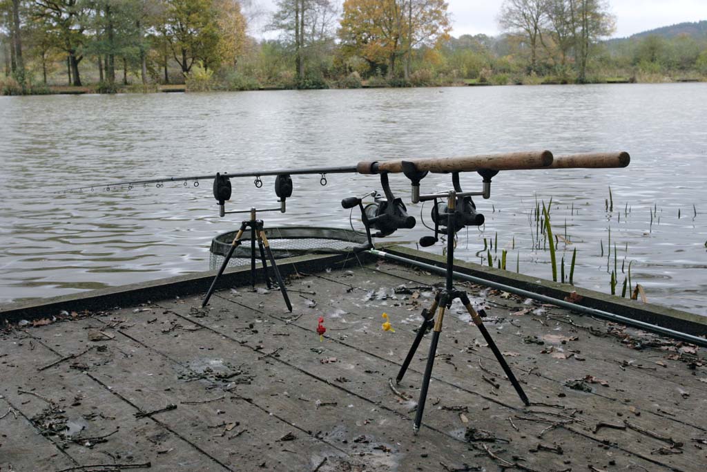 Die Ruten ruhen in Hüfthöhe auf zwei Tripods, die leichten Einhänge-Bissanzeiger liegen fast auf dem Boden, damit der Angler den Anhieb setzen kann, bevor sie bis zum Rutenblank hochgezogen werden. Foto: BLINKER/D. Charman