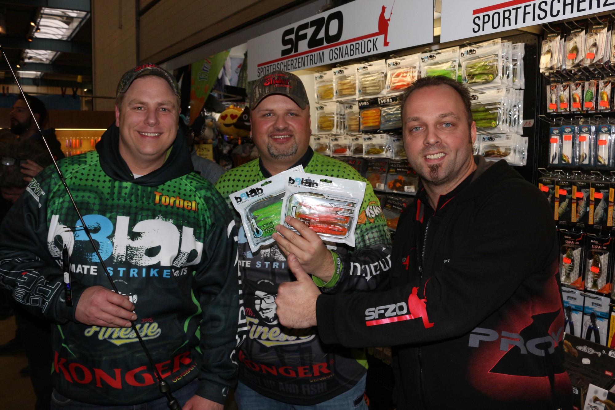 Stehen für das Finesse-Angeln: die beiden Clickbaits-Teamangler Torben Meyer und Dennis Lenz zusammen mit Dennis Mersch von Sportfischerzentrum Osnabrück. Foto: A. Pawlitzki