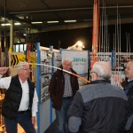 Balzer treibt´s bunt. Willi Frosch zeigt interessierten Anglern, wie stark die neuen ”Magna Nordic" Ruten sind, die in den Farben orange und weiß gehalten sind. Foto: A. Pawlitzki