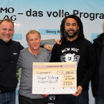 Eine Spende für eine guten Zweck in Höhe von 500 Euro für die Royal Fishing Kinderhilfe gab es vom Salmo Verlag. Der ehmalige Borusse Patrick Owomoyela nahm als Botschafter der Royal Fishing Kinderhilfe den Scheck entgegen. Im Bild: Fliegenfischen Chefredakteur Michael Werner, Georg Rosen vom Salmo Verlag, Patrick Owomoyela und Rainer Kramer vom Salmo Verlag (v. links) Foto: Salmo Verlag