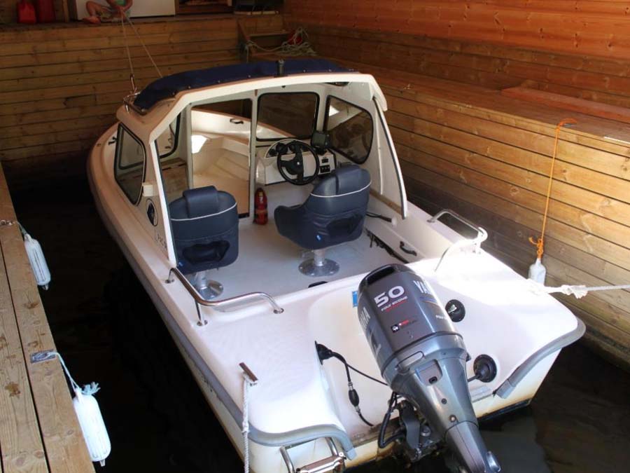 Direkt unter dem Wohnbereich befindet sich die Bootsgarage mit dem 50-PS-4-Takt-Motorboot. Foto: Borks