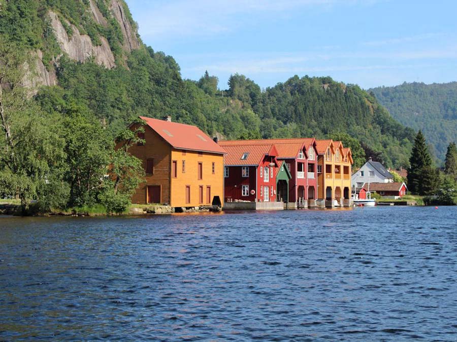 Das Ferienhaus liegt in einer traumhaften Lage, umschlossen von beeindruckenden Felsformationen. Foto: Borks
