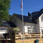 Auf der Terrasse kann man wunderbar die Aussicht auf den Fjord genießen. Foto: Borks