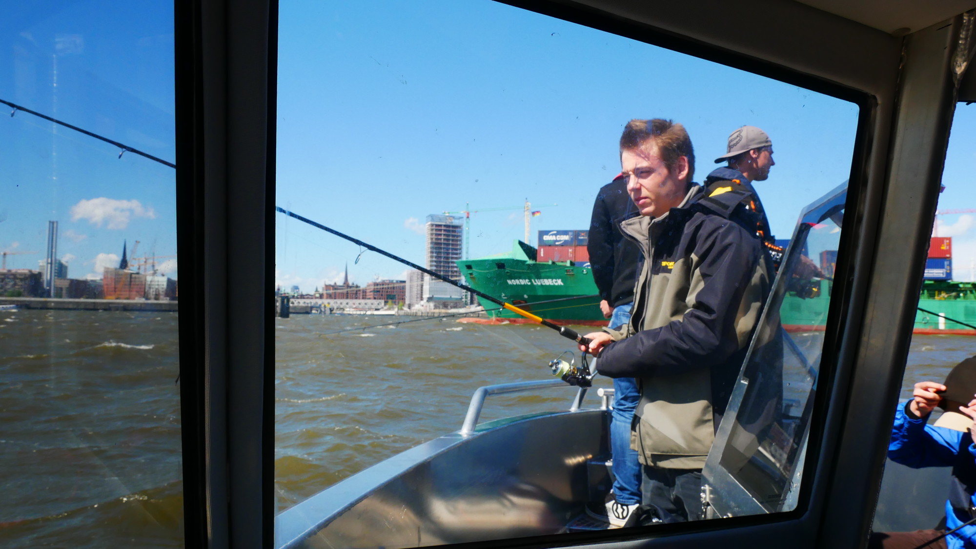 Trotz bester Wetterbedingungen, waren die Fische im Hamburger Hafen nicht in bester Beißlaune. Fischkopp Fritjof setzte dennoch alles daran, einen Elb-Räuber an den Haken zu bekommen. Foto: Fischköppe