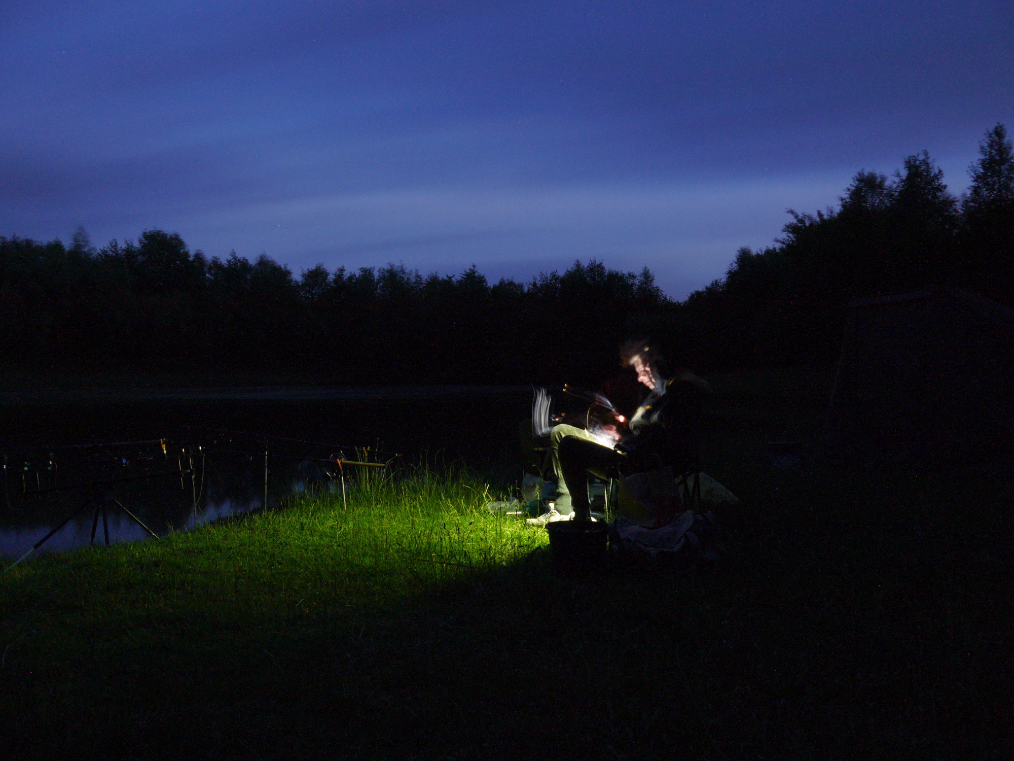 Die kurzen Beißpausen in der Nacht nutzten die Fischköppe für etwas Entspannung. Foto: BLINKER/FiSCHKÖPPE
