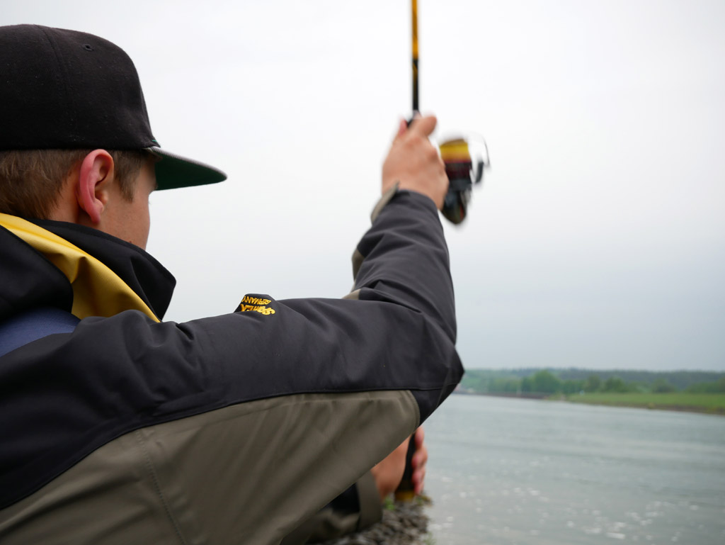 Ein aufziehendes Unwetter vermasselte den beiden Fischköppen leider die Zander-Tour am Kanal. Foto: Fischköppe