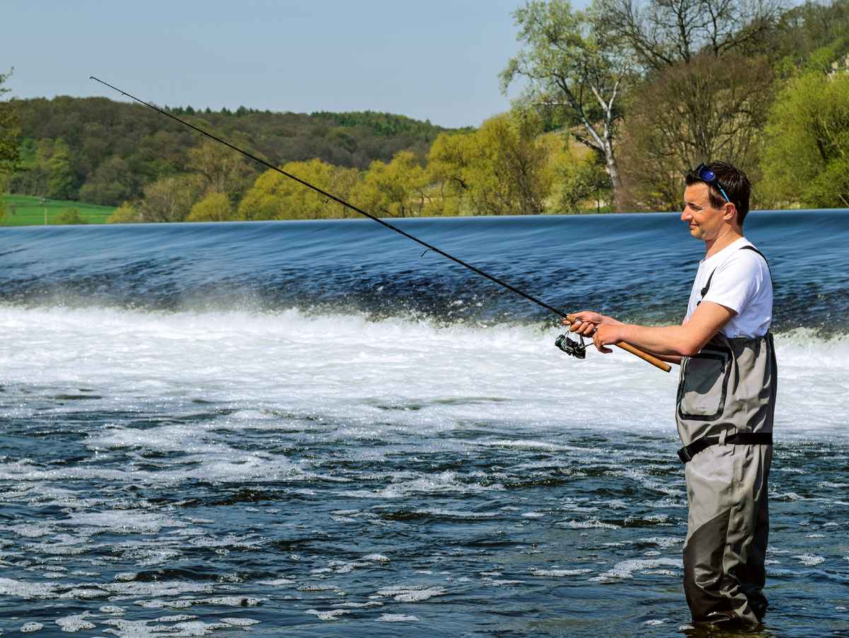 Wer alle Bereiche beim Angeln am Wehr optimal befischen will, braucht unterschiedliche Köder. Wobbler, Spinner und Gummifische fangen jeweils in unterschiedlichen Bereichen optimal. Foto: BLINKER/V.Wilde