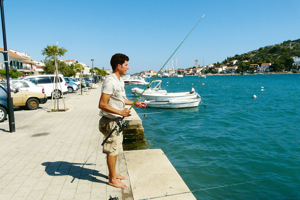 So sicher wie die Boote sind auch die Fische in jedem Hafen beim Angeln in Kroatien. Foto: BLINKER/P. Schmidt