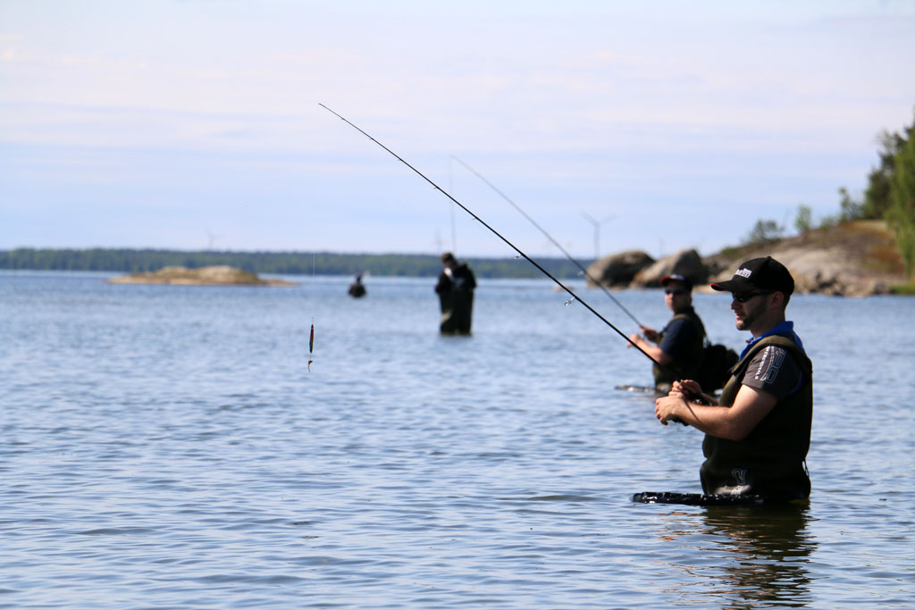 Beim Angeln in Schweden sollte eine Wathose nicht fehlen. So kann man auch in den Küstenregionen tolle Angelplätze erreichen und seine Fangchancen steigern. Foto: BLINKER/J. Radtke