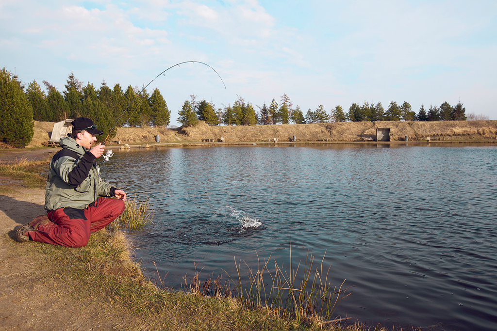 Im Herbst ist am Forellensee für krumme Ruten gesorgt, weil die Fische die kälteren Temperaturen besser vertragen als das warme Wasser im Sommer. Foto: BLINKER