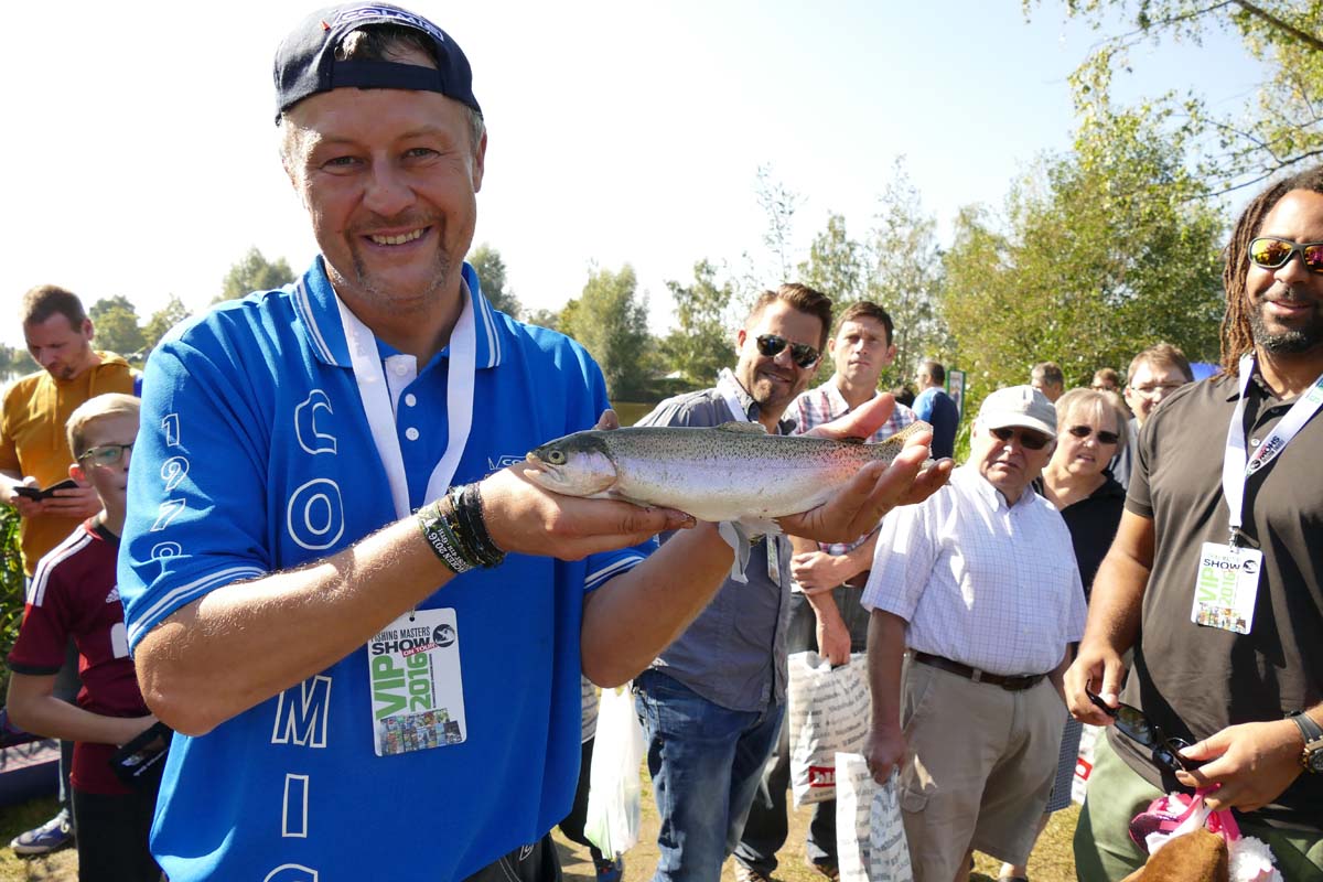Eben noch am Haken und kurz danach im Räucherofen. Auf der Fishing Masters Show werden die Fänge frisch zubereitet und an die Brandenburger Tafel e. V. übergeben. Foto: FMS