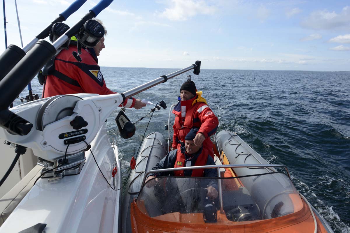 Vor Rügen wird ausgiebig kontrolliert: Pro Angler dürfen maximal drei Ruten an Bord ausgelegt werden. Foto: R. Korn