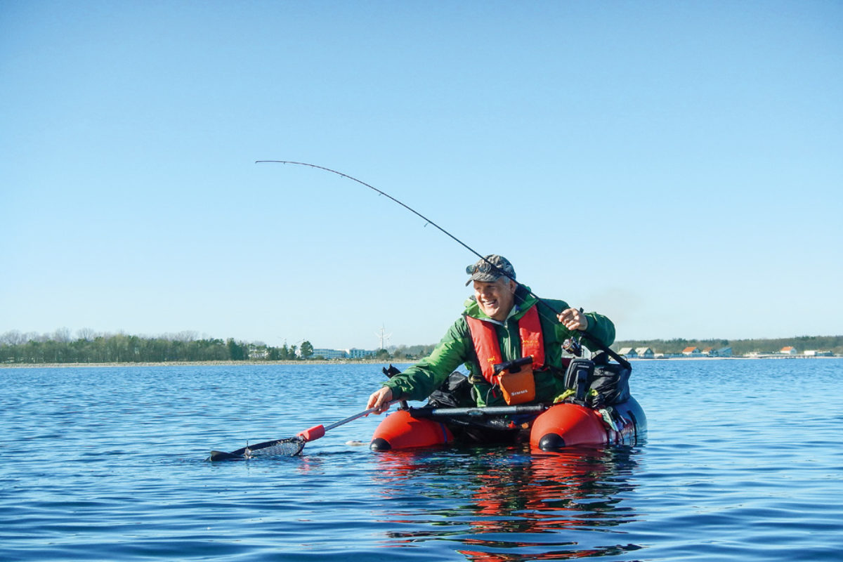 Das fetzt: mit den Füßen im Wasser, eine ultraleichte Spinnrute in der Hand und die Fische direkt unter sich – Belly-Boot -Angeln ist Spaß pur.