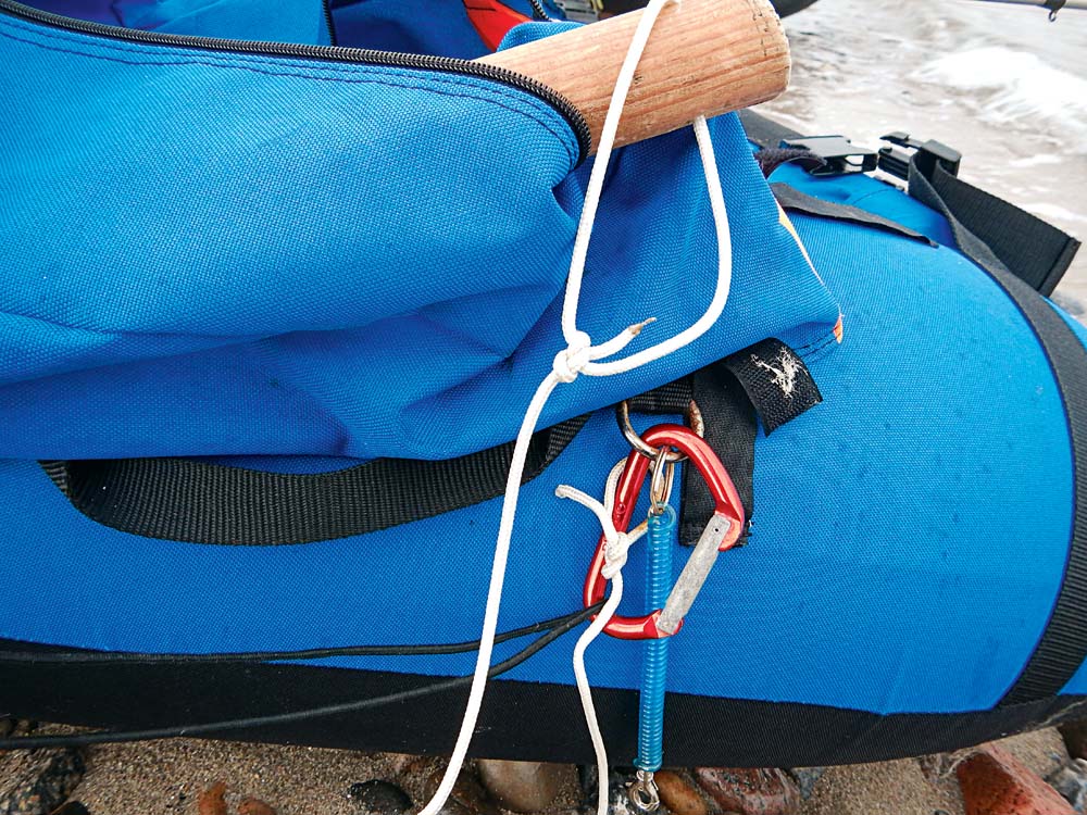 Salzwasserfeste Karabiner, Leinen, Gummizüge: Alles muss gesichert werden, denn ungesicherte Ausrüstung verschwindet gern im Meer.