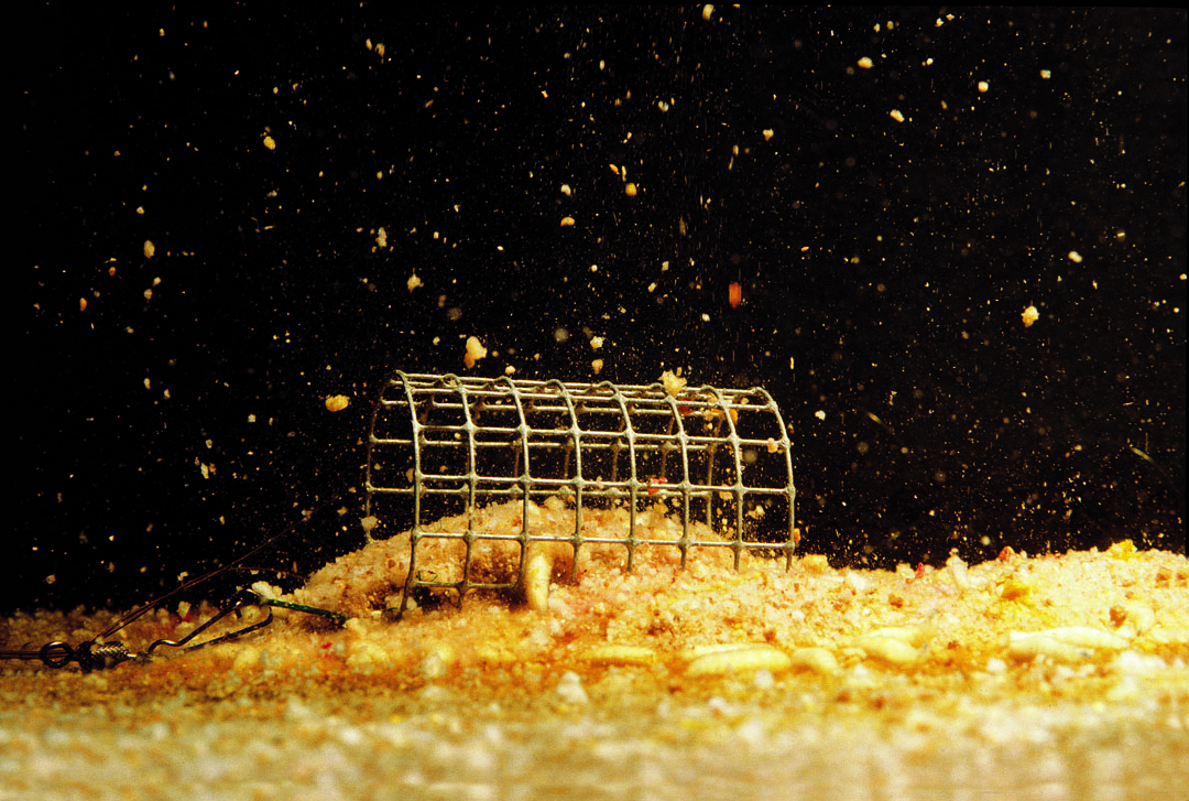 Futter im Futterkorb unter Wasser