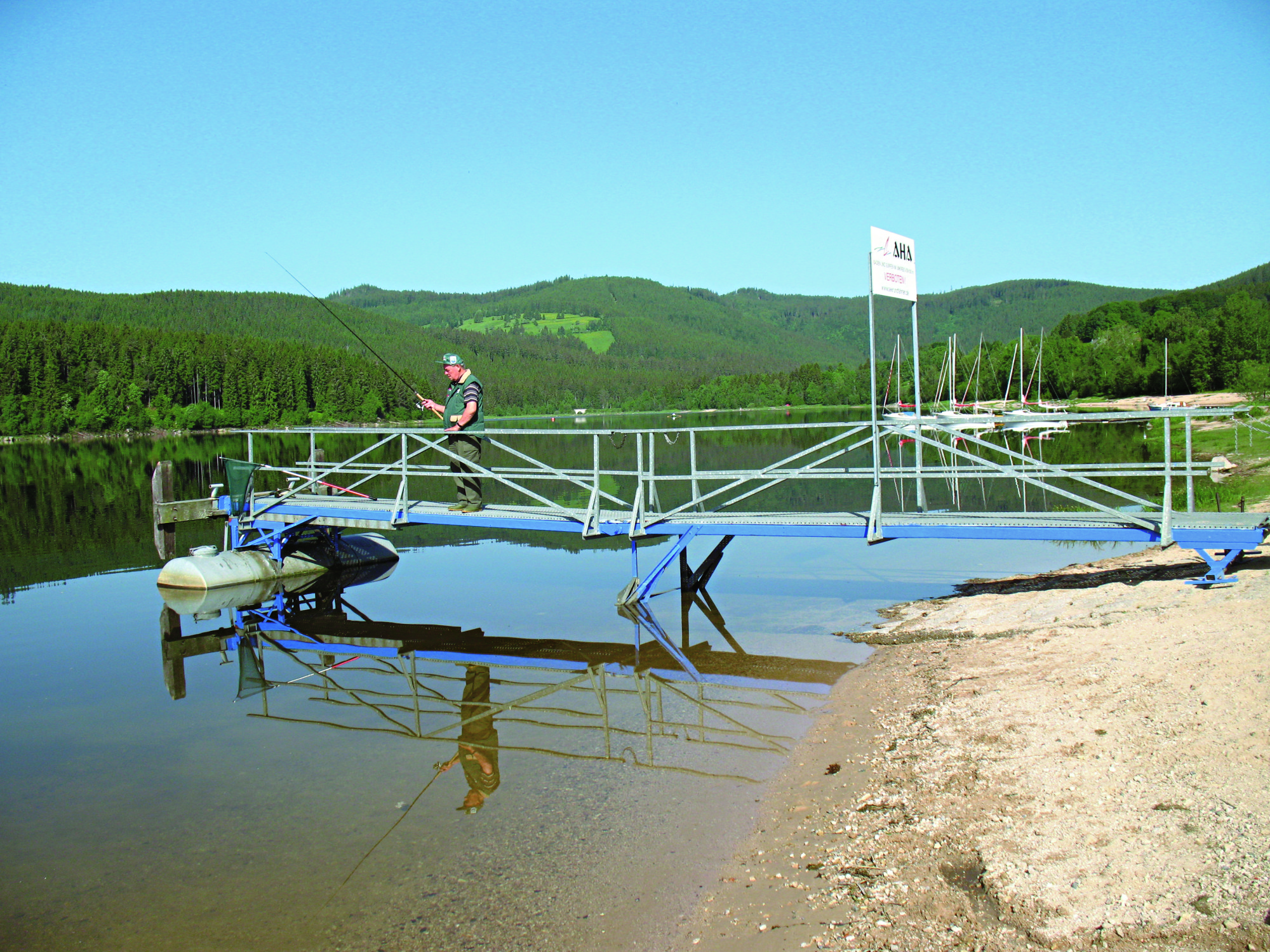 Die Bootsstege der Segelschule in Aha im Nordwesten des See. 