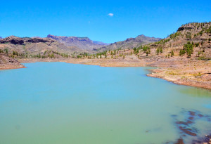 www.robinillner.de © Angeln im Paradies. Viele der 60 kanarischen Seen haben azurblaues Wasser.