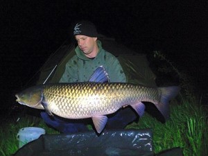 Ein toller „Sommerloch"-Füller: Christopher Erstling mit seinem Amur von 40 Pfund 400 Gramm. © Chr. Erstling