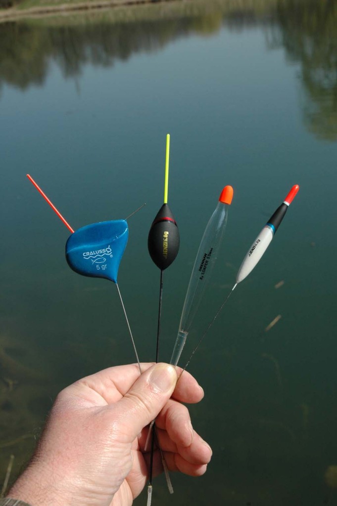 Die wichtigsten Posenformen zum Posenangeln im Fluss auf einen Blick. Lutscherpose zum blockierenden Angeln mit Kopfrute im Strom, klassische Strömungspose in Eiform, Loafer zum Treibangeln an der Matchrute, Stick-Pose fürs Matchangeln in langsam fließenden Flüssen.